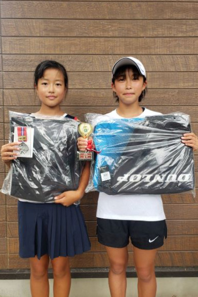 14歳以下女子シングルス優勝の有馬璃音と準優勝の永田セイラ