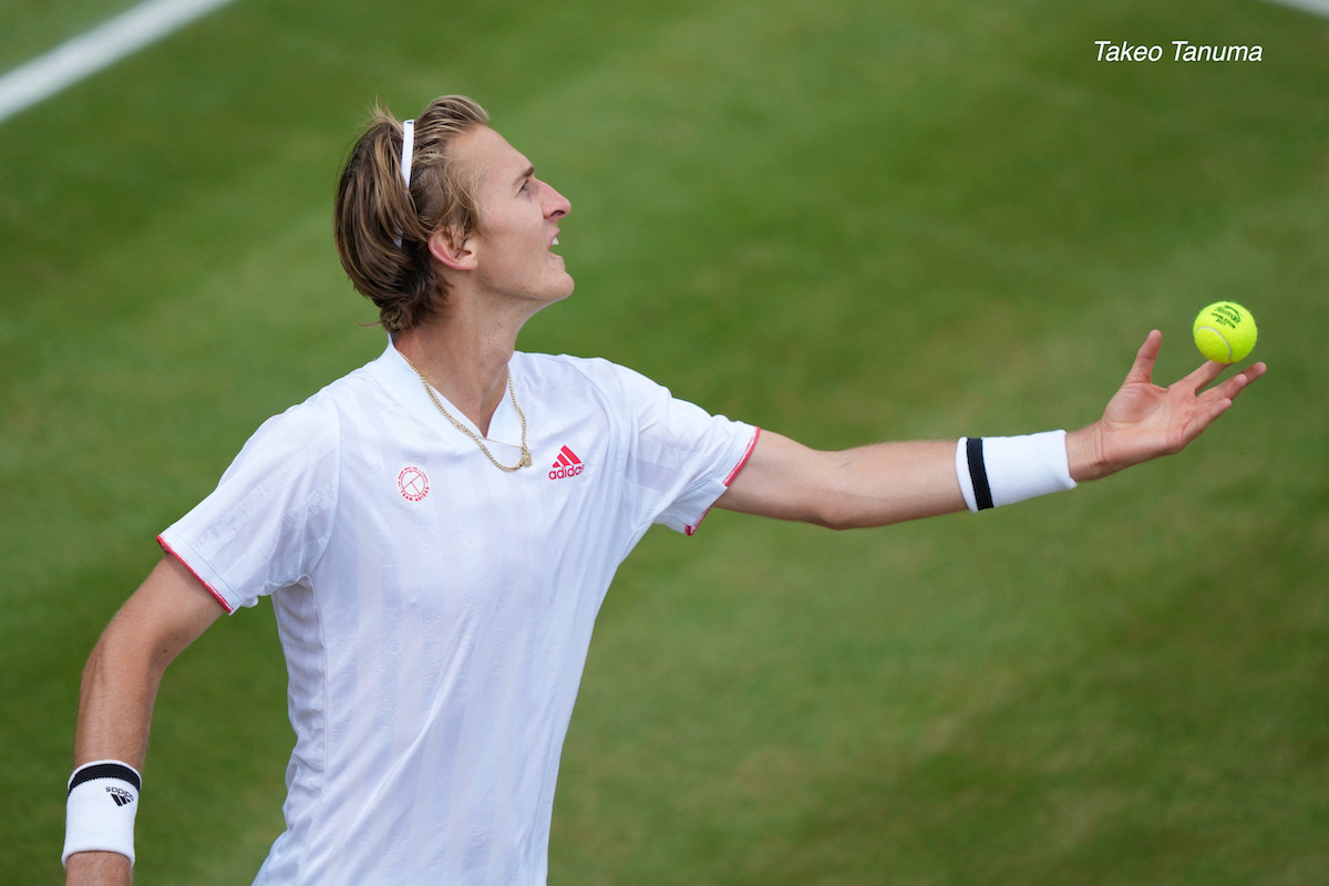 意識すべきは肩じゃない サーブで トスが定まらない 症状を改善できるコツを紹介 84 テニス救急隊 ネタ帳 リバイバル記事