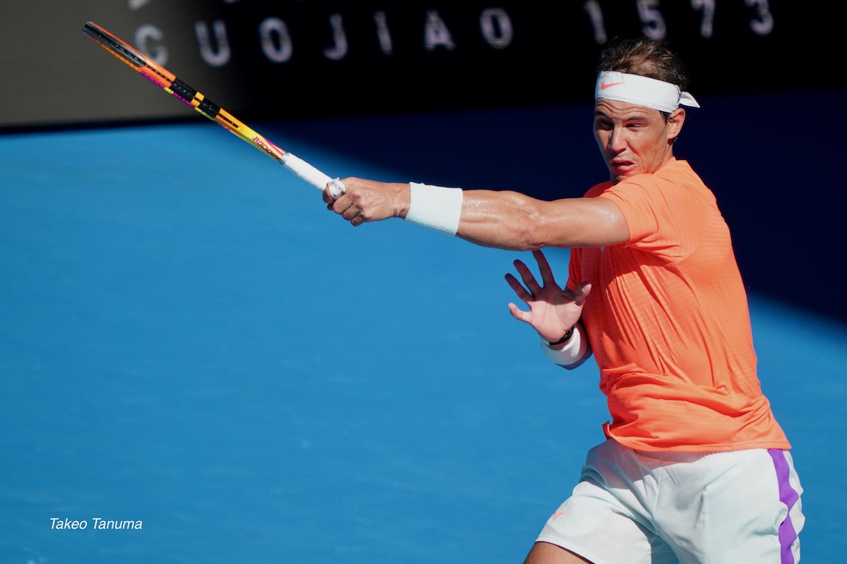 上から振り下ろすのはNG！ フォアハンドで「チャンスボールがネット