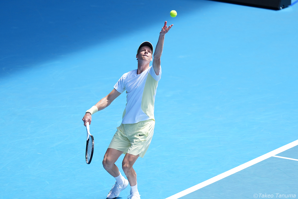 シナー、大会連覇へ好スタート。世界36位ジャリーをストレートで下す