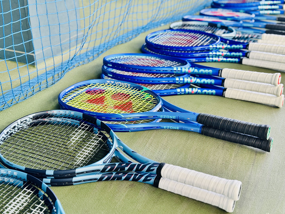 シェア上位3社の“青いラケット”を集めたテニスクラシック試打会で一般