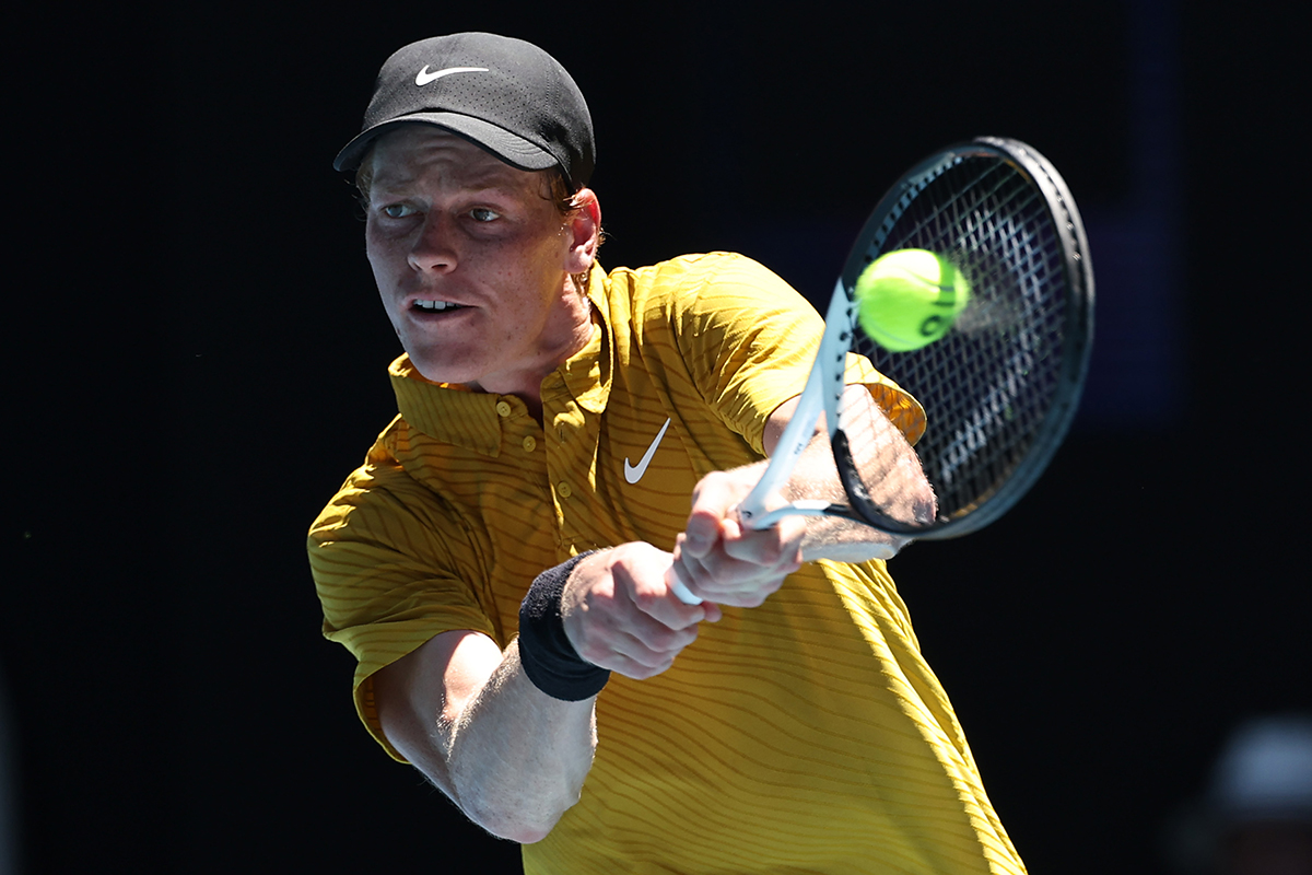 シナー 試練乗り越え5年連続の全豪16強入り、痙攣の窮地を中断が救う